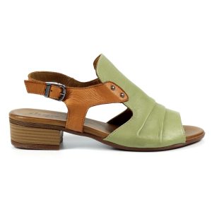leather sandal with a block heel both for comfort and sophistication